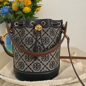 TORY BURCH T MONOGRAM JACQUARD MINI BUCKET BAG